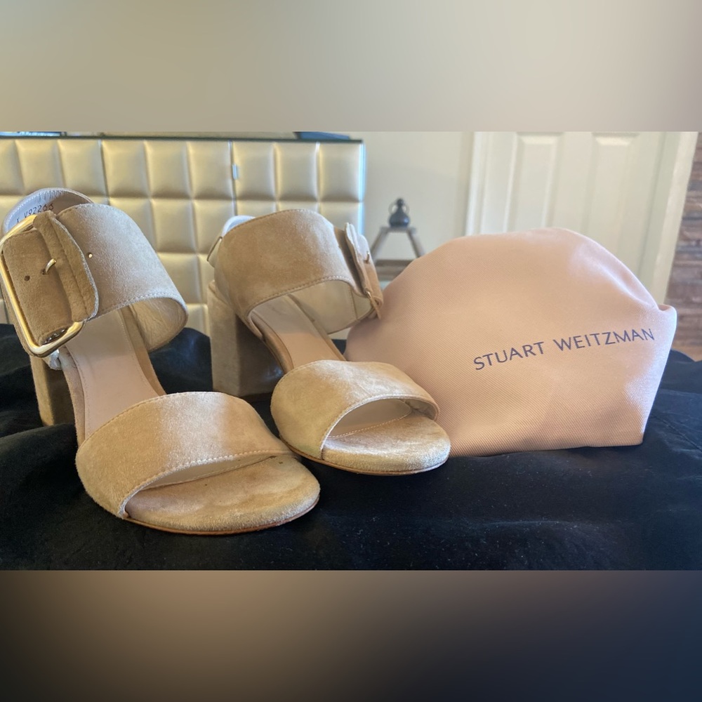 Stuart Weitzman’s women’s natural suede 85 block heel sandal with dust bag